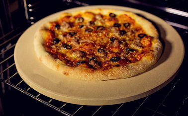 A pedra refratária redonda da pizza da categoria superior limpou facilmente a resistência de alta temperatura