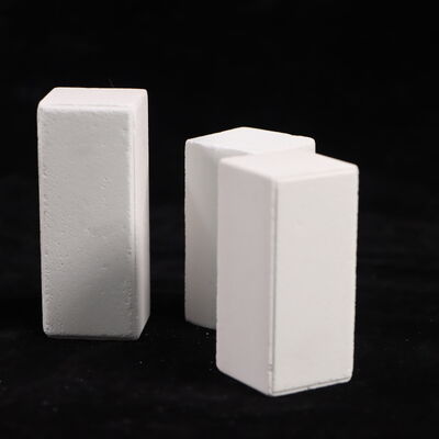 Resistência ao esmagamento a frio superior a 90 MPA Fornos Postos compostos de Corindão Mullite e densidade 2,8 gcm3 concebidos para desempenho em sistemas de fornos industriais