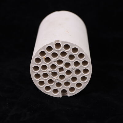 Densidade 3,75 a 3,9 gramas por centímetro cúbico Óxido de alumínio Cerâmica Resistência à compressão superior a 3000 MPa Resistência flexural 200 a 400 MPa