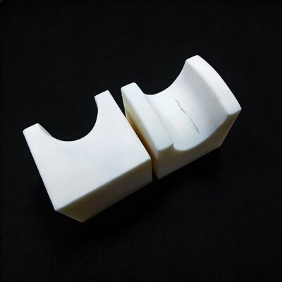 Modulo de Youngs 200 a 400 GPa Cerâmica de alumínio fornecendo resistência dielétrica de 18 a 20 KVmm para componentes de alta durabilidade
