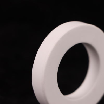 8.9 X 10-6/K Expansão térmica Cerâmica de óxido de alumínio branco com desempenho e constante dielétrica 9.6