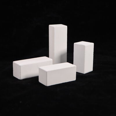 Resistência ao esmagamento a frio superior a 90 MPA Fornos Postos compostos de Corindão Mullite e densidade 2,8 gcm3 concebidos para desempenho em sistemas de fornos industriais