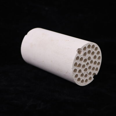 Densidade 3,75 a 3,9 gramas por centímetro cúbico Óxido de alumínio Cerâmica Resistência à compressão superior a 3000 MPa Resistência flexural 200 a 400 MPa