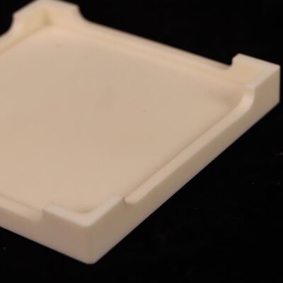 Relação de Poisson 0,25 Bandeja de cerâmica de óxido de alumínio Apresentando rigidez dielétrica de 18 a 20 KV por milímetro e resistência à flexão de 200 a 400 MPa