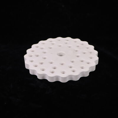 Condutividade térmica de 3,5 a 4,5 watts por metro Kelvin Cerâmica de mulita com coeficiente de expansão térmica de 4,5 a 5,5 vezes 10 elevado a menos 6 por Kelvin e porosidade inferior a 15 por cento